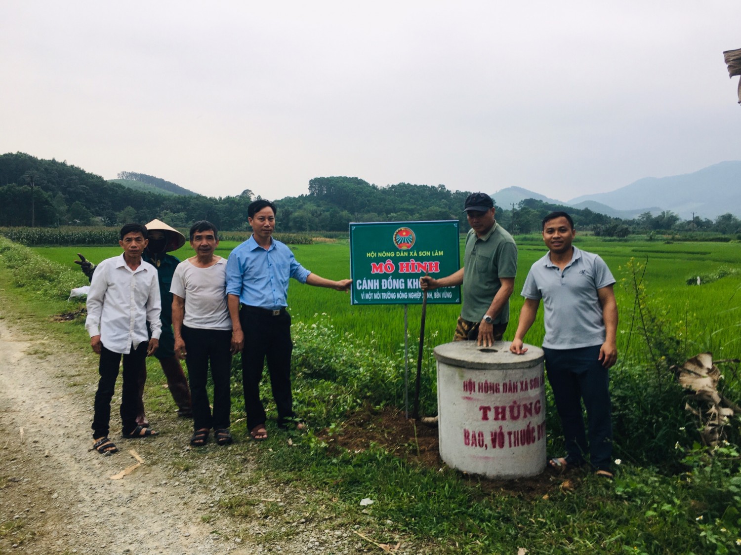 Hội nông dân xã Sơn Lâm xây dựng mô hình “Cánh đồng không rác”