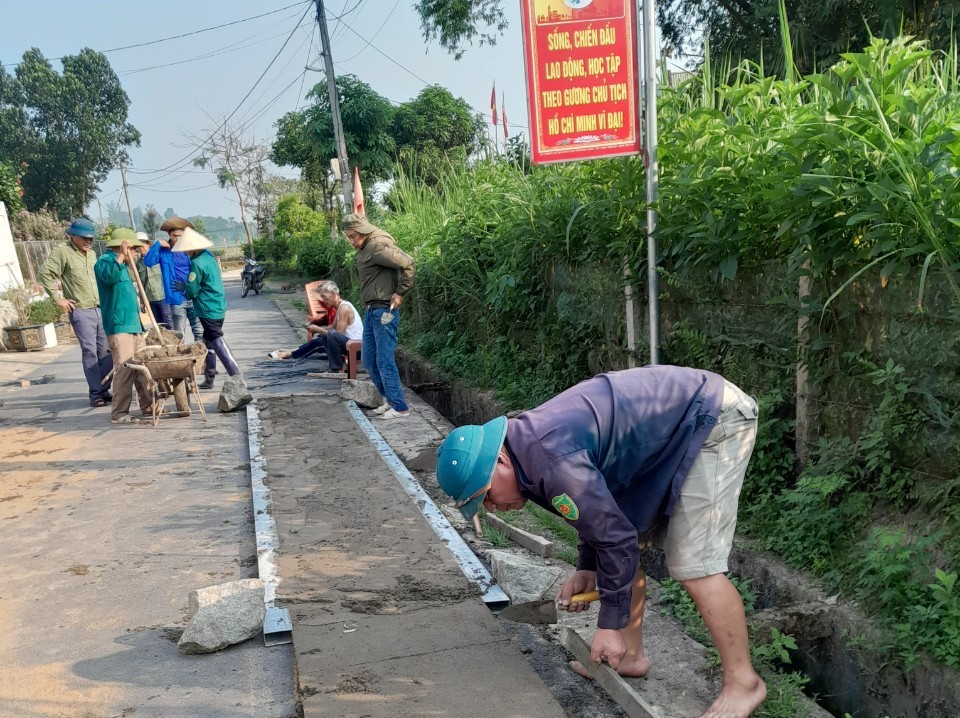 Chi hội Nông dân thôn 3 xã Ân Phú, huyện Vũ Quang tổ chức lao động