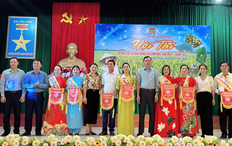 Các đồng chí Thường trực và Thường vụ Đảng ủy xã Cẩm Duệ tặng cờ lưu niệm cho các đội thi
