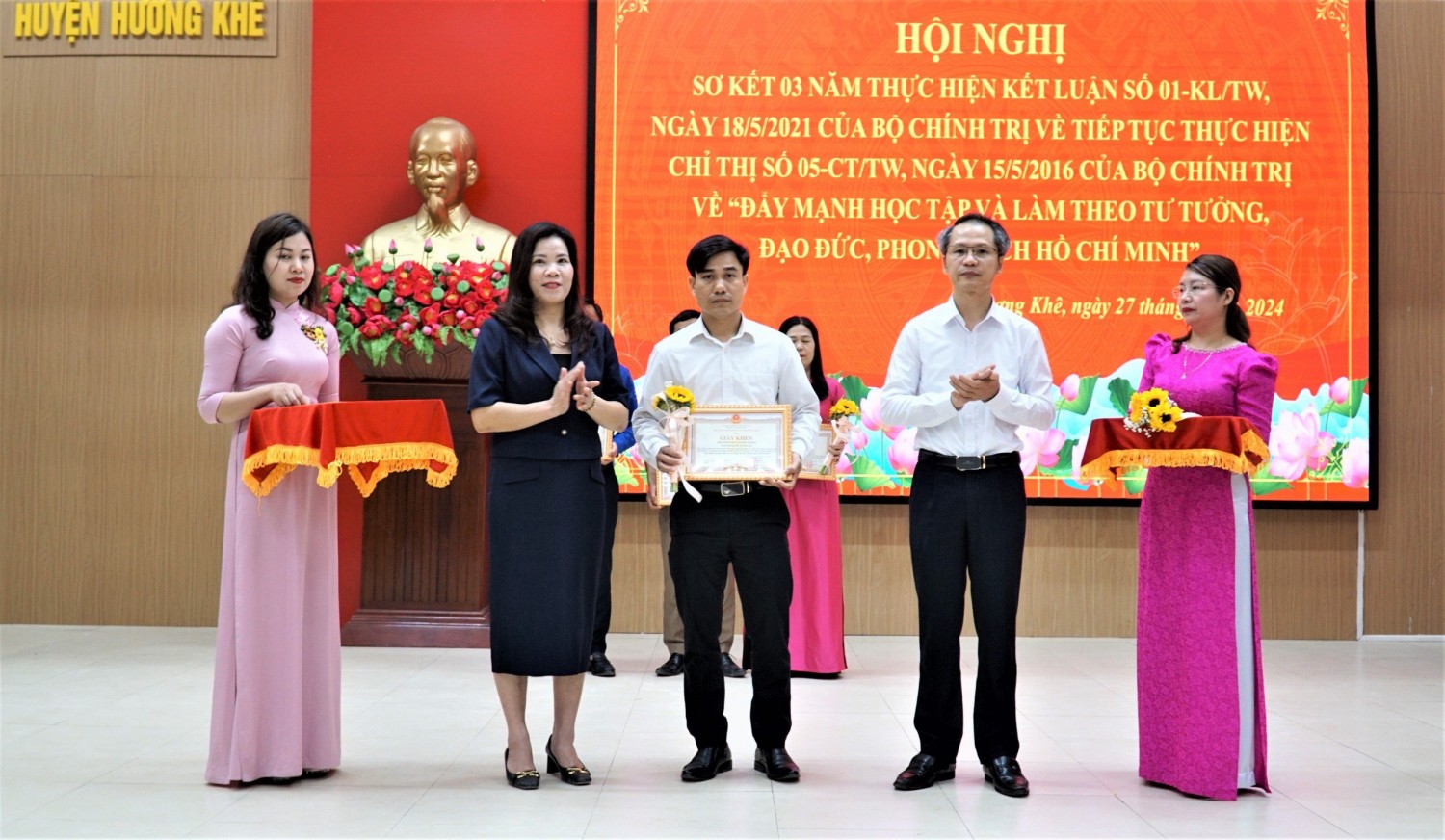 Đồng chí Ngô Quang Hùng Chủ tịch Hội Nông dân xã Phú Phong nhận Giấy khen tại HN sơ kết 3 năm thực hiện KL 01