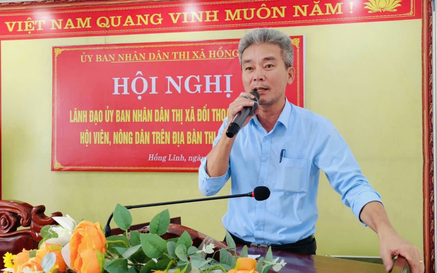 Ông Hồ Văn Phong, Giám đốc cơ quan BHXH thị xã làm rõ thêm ý kiến của cán bộ, hội viên Hội nông dân về về việc hỗ trợ người dân tham gia BHYT