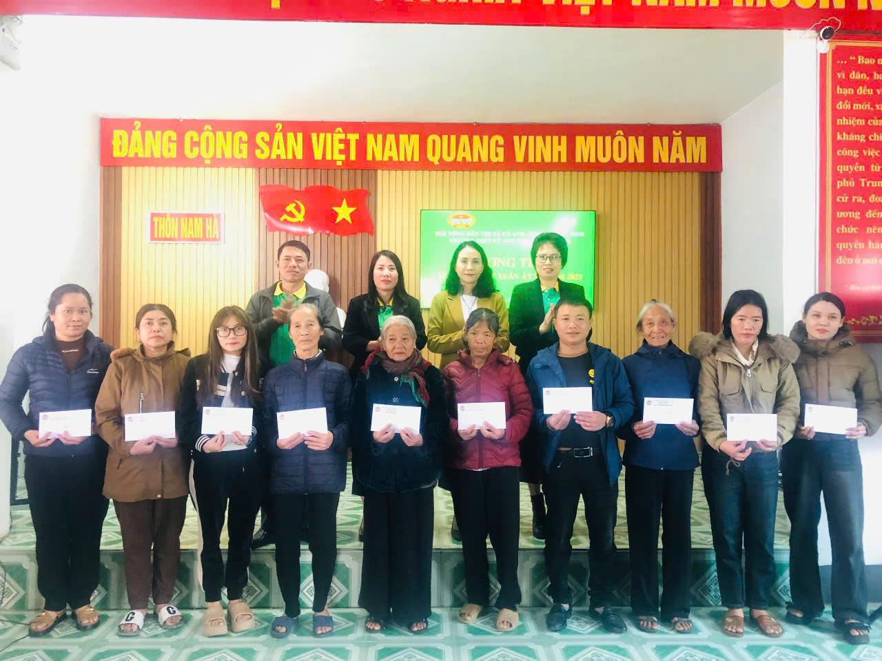 Hơn 200 suất quà đã được trao đến hội viên nông dân thị xã Kỳ Anh nhân dịp Tết Nguyên đán Ất Tỵ 2025