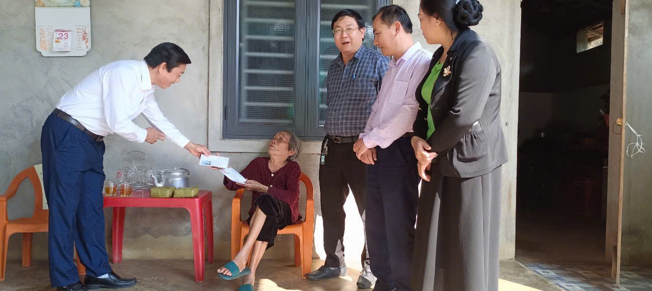 HND Thị trấn huyện tặng quà Tết cho đối tượng có hoàn cảnh khó khăn (2)