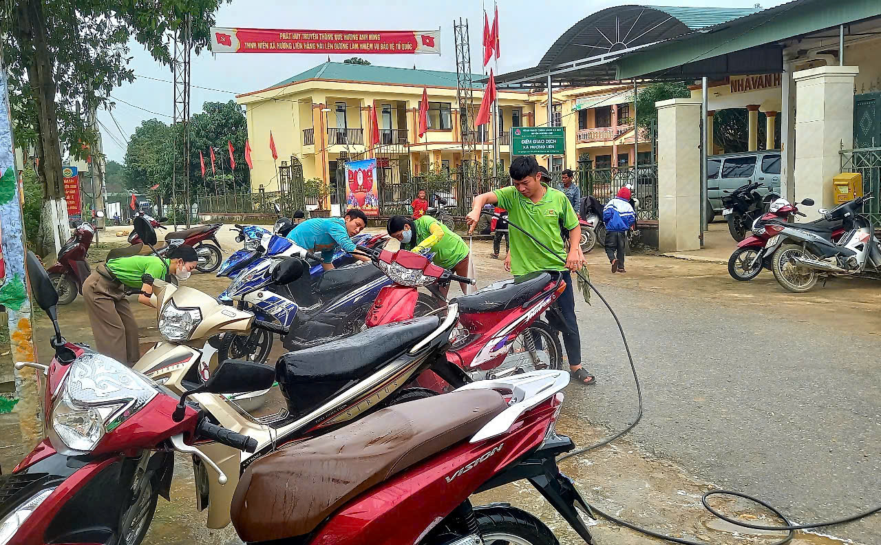 HND Thị trấn huyện tặng quà Tết cho đối tượng có hoàn cảnh khó khăn (4)