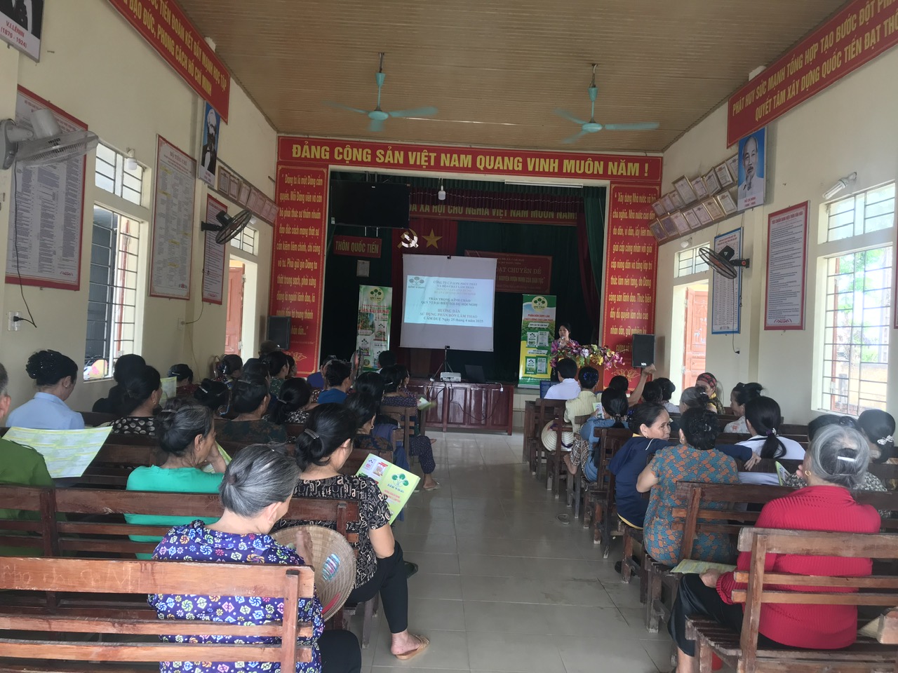 Hội Nông dân huyện Cẩm Xuyên phối hợp tổ chức 8 lớp tập huấn sử dụng phân bón Lâm Thao và giới thiệu việc làm cho hội viên