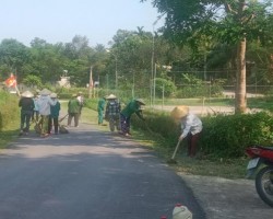 Chi hội thôn Hồ Trung ra quân dọn dẹp vệ sinh môi trường trên các tuyến đường tự quản