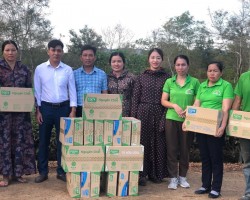 Hội Nông dân xã Hương Trà thăm, động viên các hộ nông dân trồng chè trong đợt hạn hán