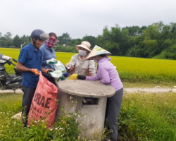 Hội Nông dân xã Tùng Ảnh tổ chức lao động, thu gom bao bì, vỏ chai thuốc bảo vệ thực vật